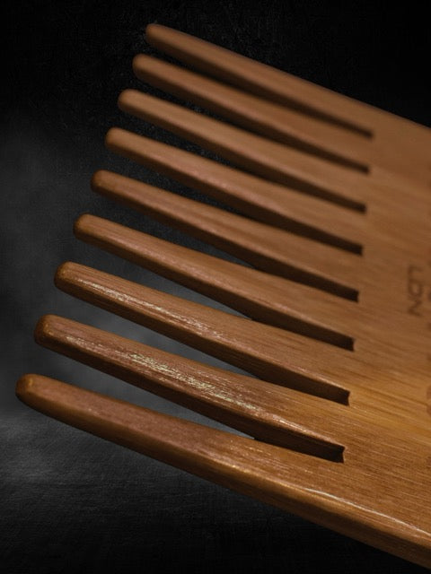 Close up of precision-cut teeth on the MANTRA Definition Comb